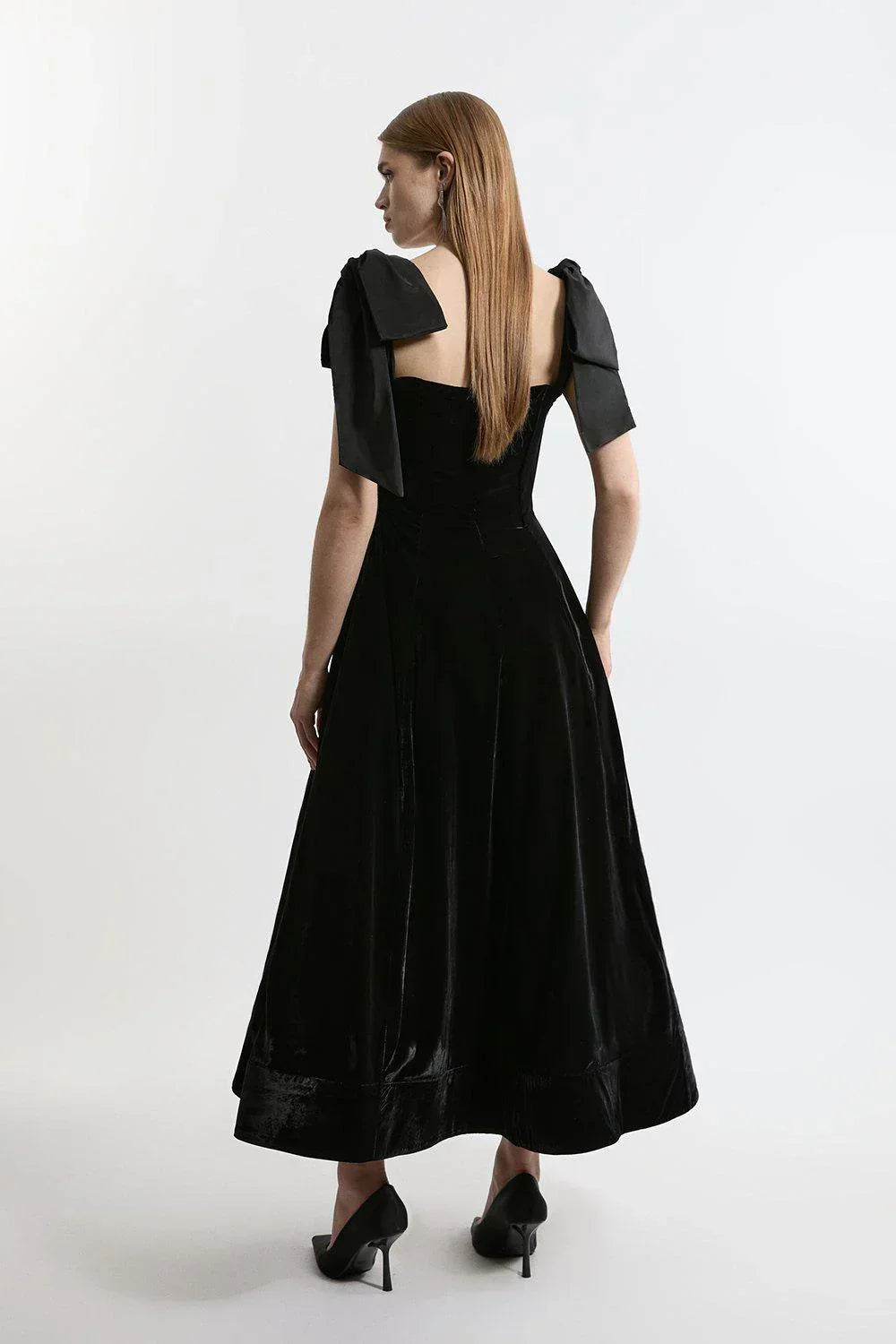 Trägerloses Midi-Kleid aus Samt mit Schleife