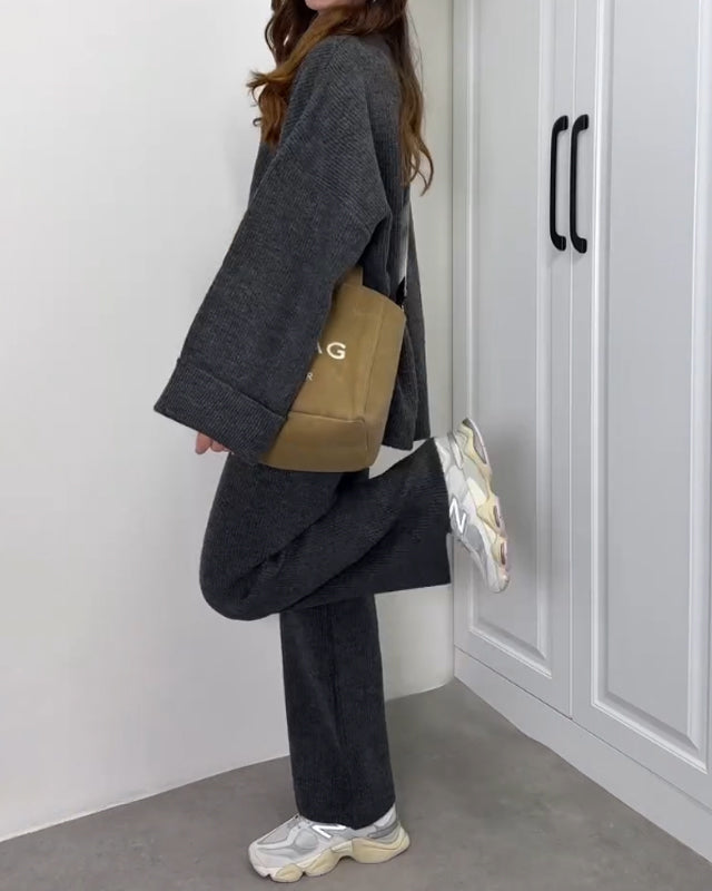 Zweiteiliges Set aus Rollkragenpullover und Hose