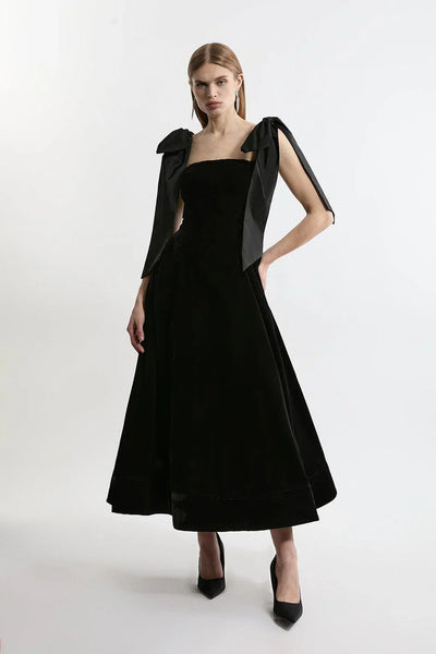 Trägerloses Midi-Kleid aus Samt mit Schleife