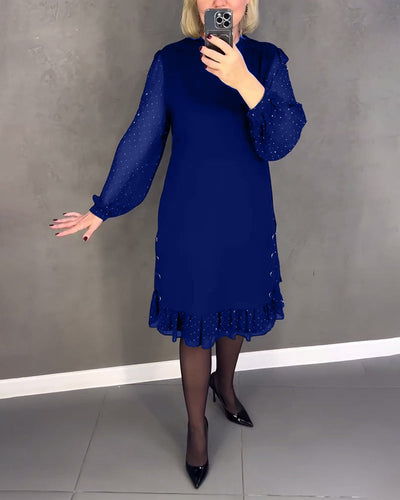 Langärmeliges Kleid mit Tupfen