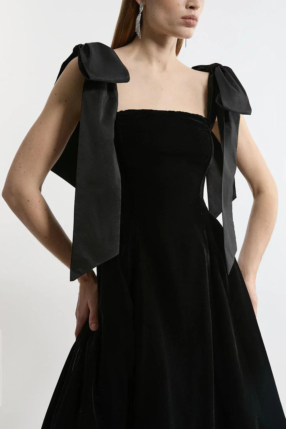 Trägerloses Midi-Kleid aus Samt mit Schleife