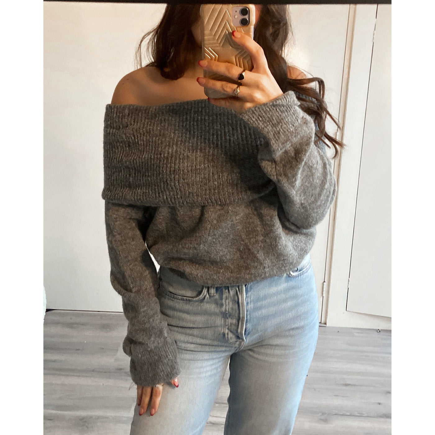 ‘Gemütliche Tage’ Off-Shoulder Pullover in Grau